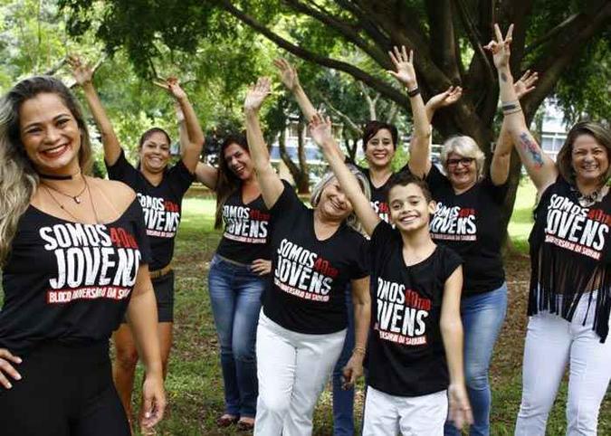 Sabrina Lins vai comemorar o aniversario no Bloco Eduardo e Monica e as amigas fizeram uma camiseta comemorativa com uma frase da musica Tempos Perdidos, da Legião Urbana - Somos tão jovens (foto: Ana Rayssa/Esp. CB/D.A Press ) Sabrina Lins vai comemorar o aniversario no Bloco Eduardo e Monica e as amigas fizeram uma camiseta comemorativa com uma frase da musica Tempos Perdidos, da Legião Urbana - Somos tão jovens (foto: Ana Rayssa/Esp. CB/D.A Press )