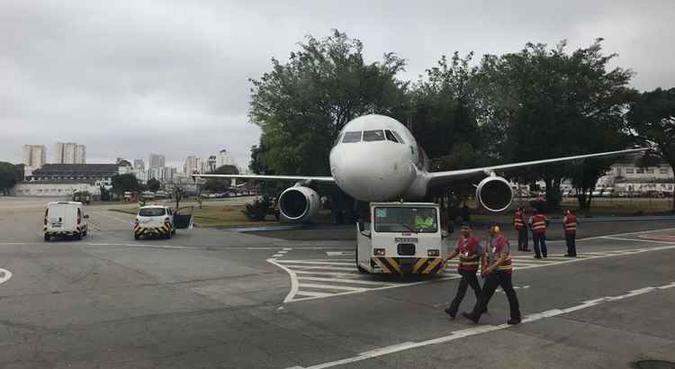 Segundo a companhia, a aeronave estava vazia e ninguém se feriu(foto: Divulgação/Twitter) Segundo a companhia, a aeronave estava vazia e ninguém se feriu(foto: Divulgação/Twitter)