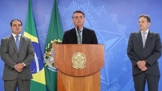 Da esquerda para a direita, Jorge Oliveira, Bolsonaro e Floriano Peixoto: o general ficou com o cargo nos Correios(foto: Marcos Correa/PR) Da esquerda para a direita, Jorge Oliveira, Bolsonaro e Floriano Peixoto: o general ficou com o cargo nos Correios(foto: Marcos Correa/PR)