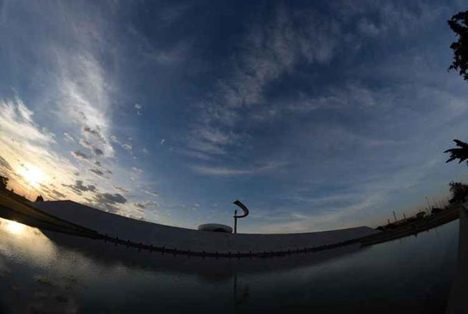 Vista do céu de Brasília em frente ao Memorial JK: seca, frio e calor castigam brasilienses(foto: Ed Alves/CB/D.A Press ) Vista do céu de Brasília em frente ao Memorial JK: seca, frio e calor castigam brasilienses(foto: Ed Alves/CB/D.A Press )