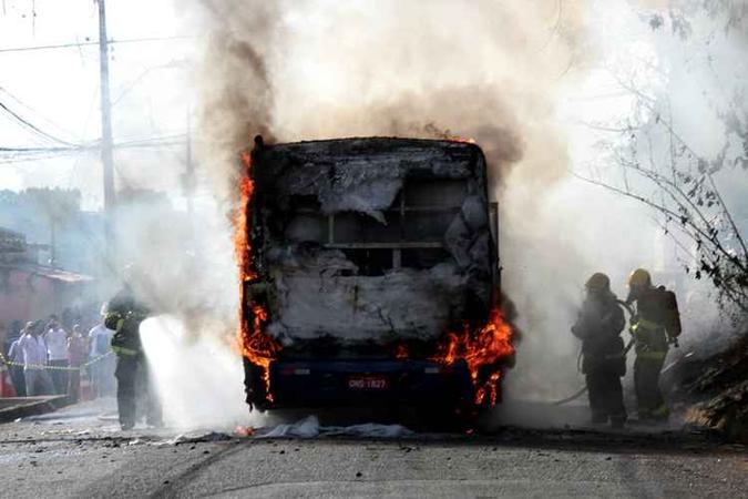 Uma onda de 24 ataques a ônibus atingiu 17 cidades em Minas Gerais em junho(foto: Jairo Chagas/Jornal da Manhã) Uma onda de 24 ataques a ônibus atingiu 17 cidades em Minas Gerais em junho(foto: Jairo Chagas/Jornal da Manhã)