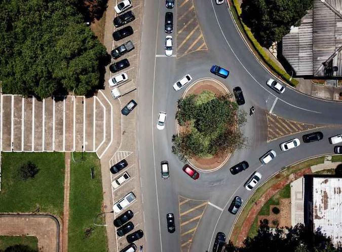 Ações: a engenharia de trânsito estuda e avalia regularmente as vias para identificar problemas(foto: Breno Fortes/CB/ D.A. Press) Ações: a engenharia de trânsito estuda e avalia regularmente as vias para identificar problemas(foto: Breno Fortes/CB/ D.A. Press)