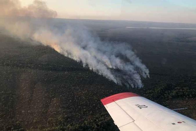 Um avião foi usado no combate às chamas(foto: CBMDF/Divulgação) Um avião foi usado no combate às chamas(foto: CBMDF/Divulgação)