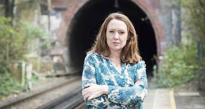 Paula Hawkins acaba de lançar o suspense 'Em águas sombrias'(foto: Divulgação/Editora Record) Paula Hawkins acaba de lançar o suspense 'Em águas sombrias'(foto: Divulgação/Editora Record)
