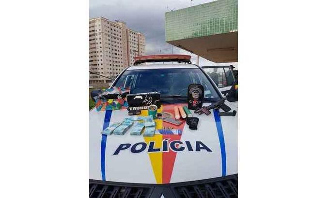 Estabelecimento escondia duas pistolas, várias munições e mais de R$ 100 mil em dinheiro(foto: Divulgação/PMDF) Estabelecimento escondia duas pistolas, várias munições e mais de R$ 100 mil em dinheiro(foto: Divulgação/PMDF)
