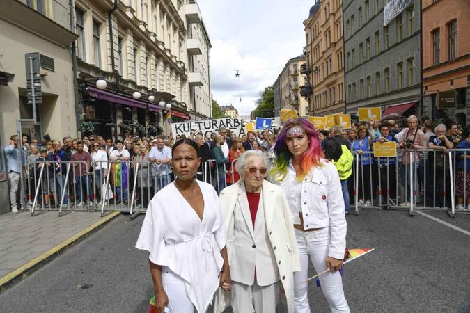 A ministra da Cultura sueca Alice Bah Kuhnke, a sobrevivente do holocausto Hedi Fried e a jogadora de handball Linnea Claeson em manifestação contrária aos nazistas(foto: Pontus LUNDAHL / TT News Agency / AFP) A ministra da Cultura sueca Alice Bah Kuhnke, a sobrevivente do holocausto Hedi Fried e a jogadora de handball Linnea Claeson em manifestação contrária aos nazistas(foto: Pontus LUNDAHL / TT News Agency / AFP)