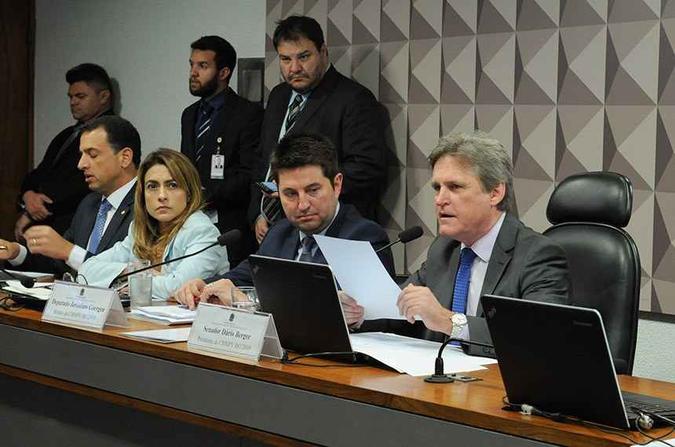 Ao lado da senadora Soraya Thronicke e do deputado Jeronimo Goergen, relator da MP, o senador Dário Berger (ao microfone) presidiu a comissão mista, que aprovou mais de 100 alterações ao texto original(foto: Roque de Sá/Agência Senado) Ao lado da senadora Soraya Thronicke e do deputado Jeronimo Goergen, relator da MP, o senador Dário Berger (ao microfone) presidiu a comissão mista, que aprovou mais de 100 alterações ao texto original(foto: Roque de Sá/Agência Senado)