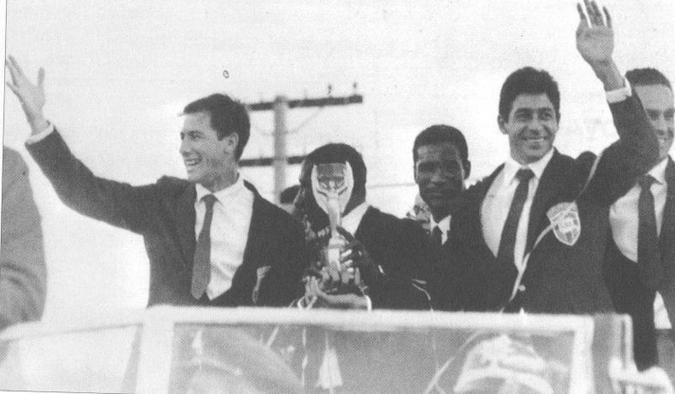 Jogadores do Brasil (Bellini, Djalma Santos, Didi, Mauro e Gilmar) com a taça Jules Rimet durante chegada ao Brasil em 1962(foto: Makron Books/Reproducao) Jogadores do Brasil (Bellini, Djalma Santos, Didi, Mauro e Gilmar) com a taça Jules Rimet durante chegada ao Brasil em 1962(foto: Makron Books/Reproducao)