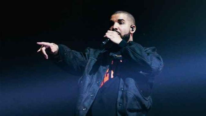 Drake ameaçou descer o palco e agredir homem que 'passava a mão' em mulheres da plateia(foto: AFP) Drake ameaçou descer o palco e agredir homem que 'passava a mão' em mulheres da plateia(foto: AFP)