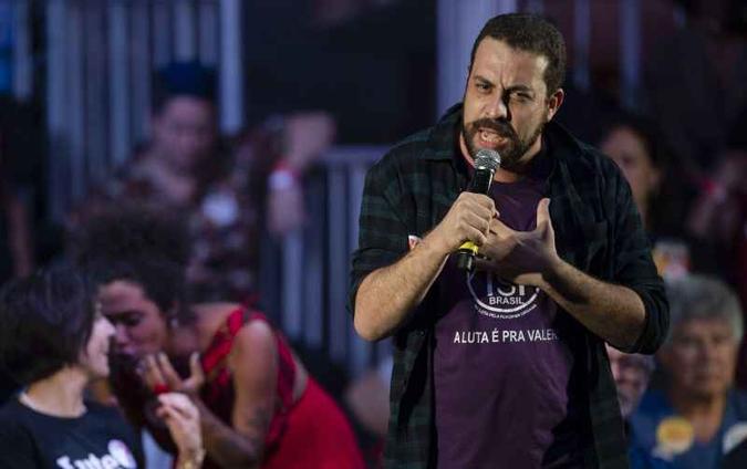 'Bolsonaro não é dono do Brasil e não vai silenciar nossas vozes', diz Boulos (foto: Mauro Pimentel/AFP) 'Bolsonaro não é dono do Brasil e não vai silenciar nossas vozes', diz Boulos (foto: Mauro Pimentel/AFP)
