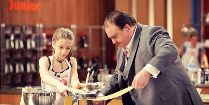 A ex-participante do MasterChef Kids Valentina Schulz, 14, falou em entrevista à revista Claudia sobre como recebeu comentários feitos sobre seu corpo(foto: Reproducao da Internet) A ex-participante do MasterChef Kids Valentina Schulz, 14, falou em entrevista à revista Claudia sobre como recebeu comentários feitos sobre seu corpo(foto: Reproducao da Internet)