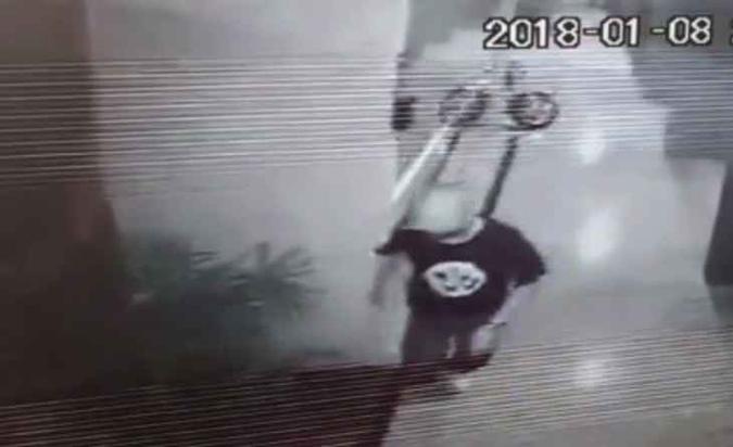 As imagens mostram o suspeito fugindo após o crime(foto: Polícia Civil/Divulgação) As imagens mostram o suspeito fugindo após o crime(foto: Polícia Civil/Divulgação)