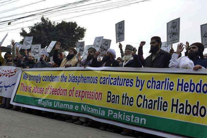 Islamistas paquistaneses gritam durante um protesto contra a impressão de desenhos satíricos do profeta Maomé(foto: Arif Ali/AFP) Islamistas paquistaneses gritam durante um protesto contra a impressão de desenhos satíricos do profeta Maomé(foto: Arif Ali/AFP)