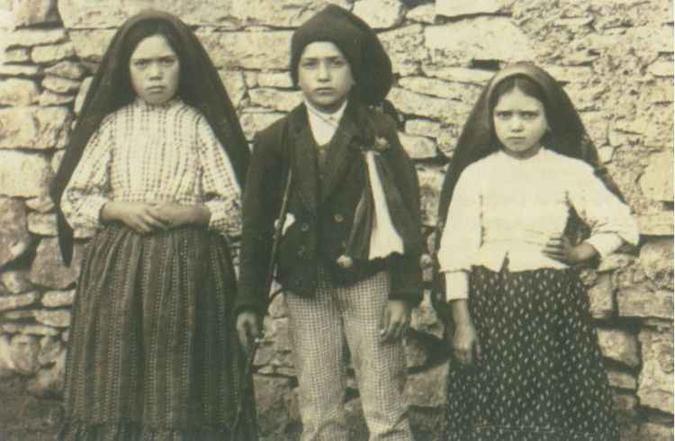 O irmãos Jacinta (E) e Francisco e a prima deles, Lúcia, guardaram as revelações da Santa(foto: santuario-fatima.pt/Reprodução da Internet) O irmãos Jacinta (E) e Francisco e a prima deles, Lúcia, guardaram as revelações da Santa(foto: santuario-fatima.pt/Reprodução da Internet)