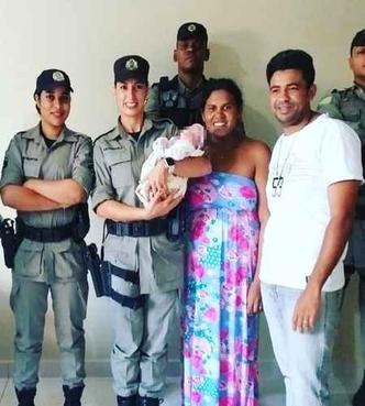 Dias após o salvamento, os policiais foram até a casa da família para visitar a bebê, que passa bem(foto: PMGO/Divulgação) Dias após o salvamento, os policiais foram até a casa da família para visitar a bebê, que passa bem(foto: PMGO/Divulgação)