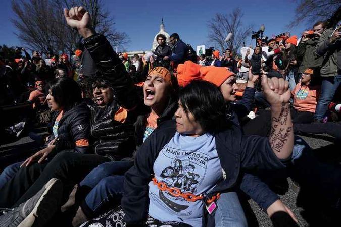 Manifestantes protestam na Independence Avenue, em Washington, contra a revogação do Daca: duelo na Justiça e expectativa pelo Congresso(foto: Alex Wong/Getty Images/AFP - 5/3/18) Manifestantes protestam na Independence Avenue, em Washington, contra a revogação do Daca: duelo na Justiça e expectativa pelo Congresso(foto: Alex Wong/Getty Images/AFP - 5/3/18)