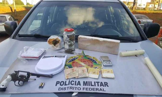 Na residência do casal foram encontradas drogas e arma(foto: PMDF/Divulgação) Na residência do casal foram encontradas drogas e arma(foto: PMDF/Divulgação)