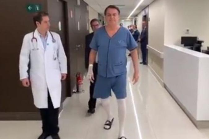 Presidente Jair Bolsonaro caminha nos corredores do Hospital Vila Nova Star, em SP, onde está internado (foto: Reprodução/Internet ) Presidente Jair Bolsonaro caminha nos corredores do Hospital Vila Nova Star, em SP, onde está internado (foto: Reprodução/Internet )