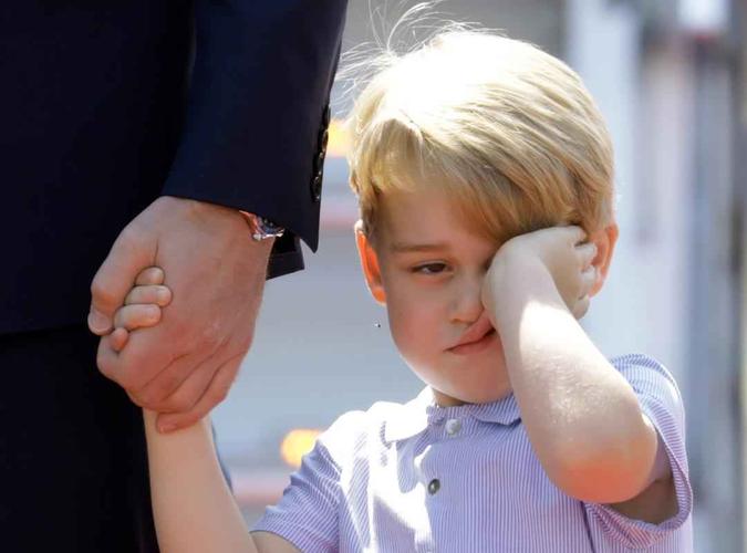 Vida de príncipe cansa... Que o diga o príncipe George, ao chegar a Alemanha, na manhã desta quarta-feira em Berlim. O pequeno aparentava muito sono ao desembarcar do avião, com os pais William e Kate Moddleton, além da irmã, a princesa CharlotteKay Nietfeld/AFP Vida de príncipe cansa... Que o diga o príncipe George, ao chegar a Alemanha, na manhã desta quarta-feira em Berlim. O pequeno aparentava muito sono ao desembarcar do avião, com os pais William e Kate Moddleton, além da irmã, a princesa CharlotteKay Nietfeld/AFP