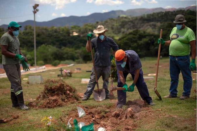 Profissionais têm que sepultar familiares e amigos que perderam na tragédia(foto: Mauro Pimentel/AFP) Profissionais têm que sepultar familiares e amigos que perderam na tragédia(foto: Mauro Pimentel/AFP)