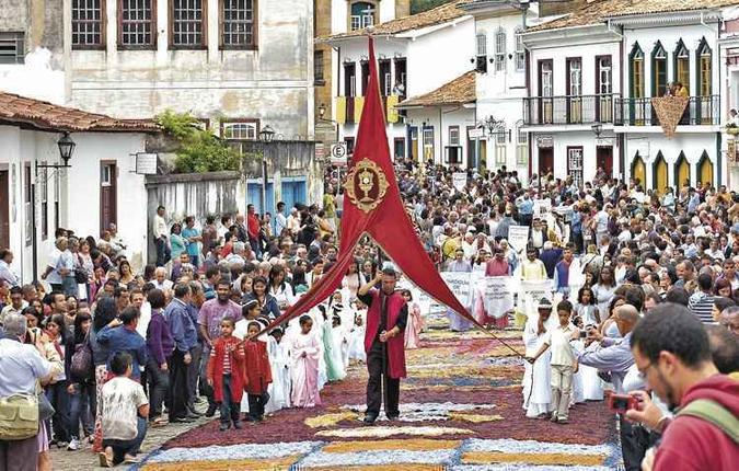A procissão da Ressureição sai da Matriz de Nossa Senhora do Pilar e percorre as ruas de Ouro Preto(foto: Juarez Rodrigues/EM) A procissão da Ressureição sai da Matriz de Nossa Senhora do Pilar e percorre as ruas de Ouro Preto(foto: Juarez Rodrigues/EM)