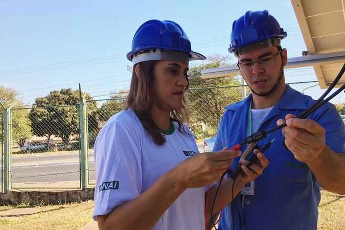 Roberta (à esquerda) estudou sistemas fotovoltaicos(foto: Clara Lobo/Esp.CB/D.A Press)