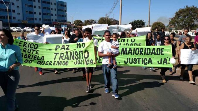 Família, amigos e moradores organizam protesto em avenida no Gama onde três pessoas morreram após serem atropeladasMarcelo Ferreira/CB/DA Press Família, amigos e moradores organizam protesto em avenida no Gama onde três pessoas morreram após serem atropeladasMarcelo Ferreira/CB/DA Press