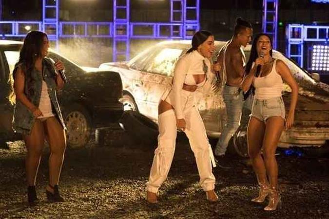 Anitta e a dulpla Simone & Simaria se apresentaram na cerimônia com o hit 'Loka' (foto: Samuel Kobayashi/Multishow/Divulgação) Anitta e a dulpla Simone & Simaria se apresentaram na cerimônia com o hit 'Loka' (foto: Samuel Kobayashi/Multishow/Divulgação)