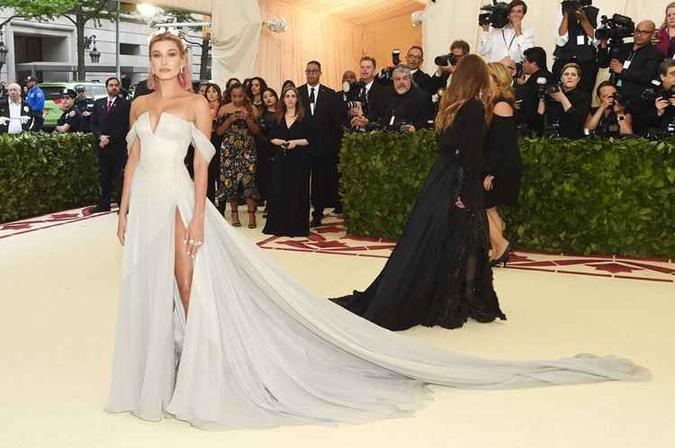 Vestido de Hailey Baldwin do designer Tommy Hilfiger para o Met Gala 2018(foto: Getty Images) Vestido de Hailey Baldwin do designer Tommy Hilfiger para o Met Gala 2018(foto: Getty Images)
