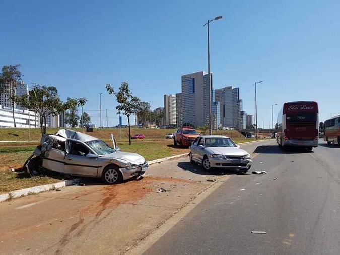 O acidente ocorreu na EPTG, altura da Unieuro, sentido Taguatinga(foto: Divulgação/CBMDF) O acidente ocorreu na EPTG, altura da Unieuro, sentido Taguatinga(foto: Divulgação/CBMDF)
