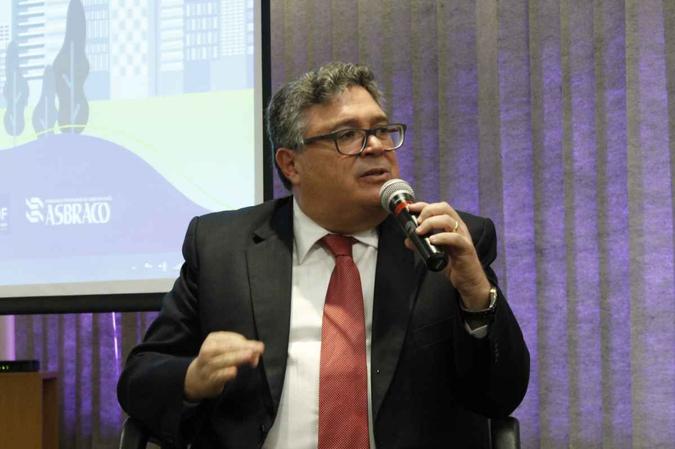 Para solucionar o impasse, a Asbraco e o IBI criaram o Programa Brasileiro de Qualidade e Integridade (PBQ-I), com a intenção de ajudar, sobretudo pequenas e médias empresas, a se adequarem ao novo conceito de integridade do DF(foto: Elisabeth Mota/Acervo Asbraco) Para solucionar o impasse, a Asbraco e o IBI criaram o Programa Brasileiro de Qualidade e Integridade (PBQ-I), com a intenção de ajudar, sobretudo pequenas e médias empresas, a se adequarem ao novo conceito de integridade do DF(foto: Elisabeth Mota/Acervo Asbraco)