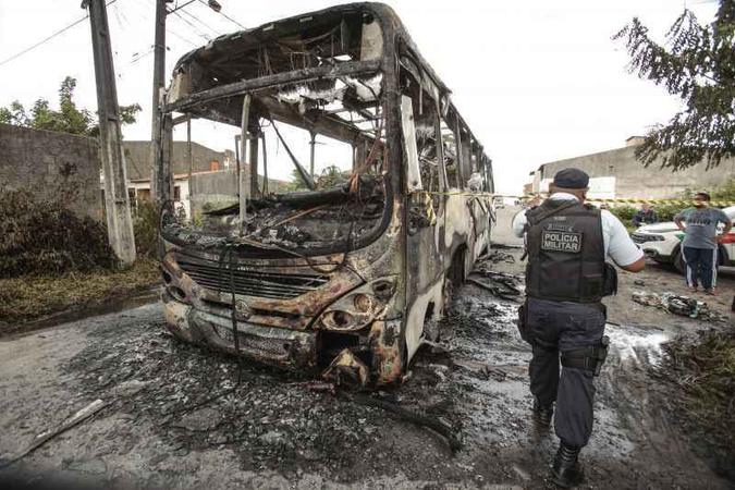 Carcaça de ônibus incendiado em Fortaleza: transportes e coleta de lixo na mira dos criminosos(foto: Jarbas Oliveira/Estadão Conteúdo) Carcaça de ônibus incendiado em Fortaleza: transportes e coleta de lixo na mira dos criminosos(foto: Jarbas Oliveira/Estadão Conteúdo)