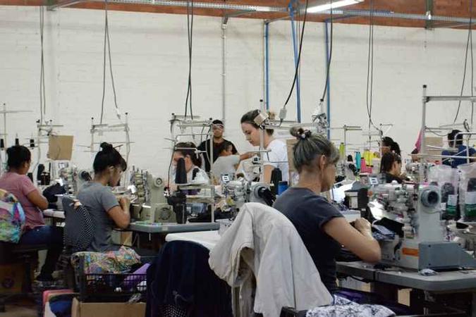 Fábrica de roupas de academia no SIA: empregados trabalham com maquinário que traz riscos(foto: Clara Lobo/Esp.CB/D.A Press) Fábrica de roupas de academia no SIA: empregados trabalham com maquinário que traz riscos(foto: Clara Lobo/Esp.CB/D.A Press)