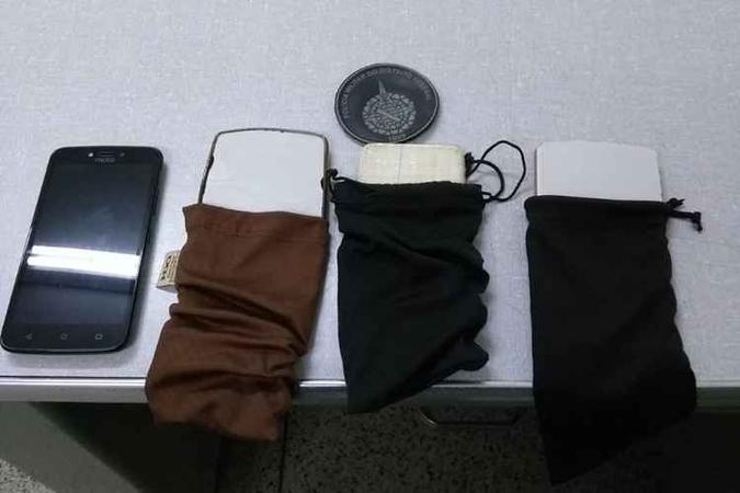 No lugar do celular comprado, os suspeitos entregavam um pedaço de cerâmica no formato do aparelho(foto: PMDF/Divulgação) No lugar do celular comprado, os suspeitos entregavam um pedaço de cerâmica no formato do aparelho(foto: PMDF/Divulgação)