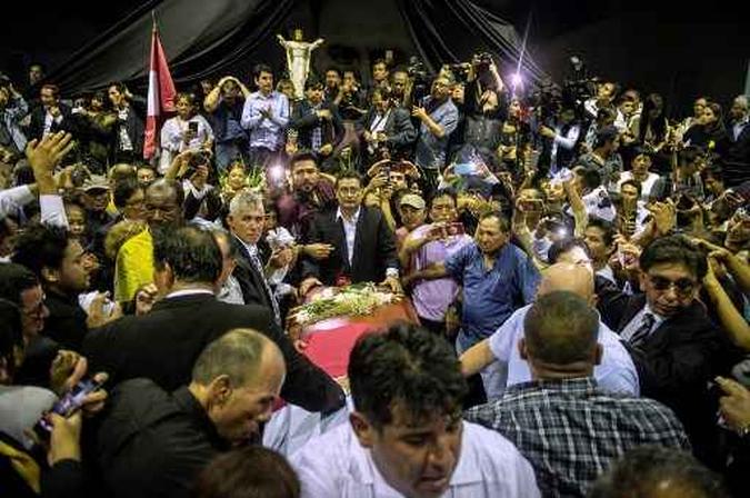 Caixão com os restos mortais do ex-presidente peruano Alan Garcia chega à sede da APRA em Lima.(foto: Ernesto Benavides/AFP) Caixão com os restos mortais do ex-presidente peruano Alan Garcia chega à sede da APRA em Lima.(foto: Ernesto Benavides/AFP)