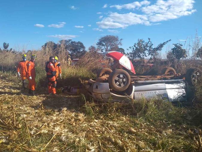 Homem que estava no veículo morreu na hora; a condutora e duas crianças receberam atendimento no local(foto: CBMDF/Divulgação) Homem que estava no veículo morreu na hora; a condutora e duas crianças receberam atendimento no local(foto: CBMDF/Divulgação)
