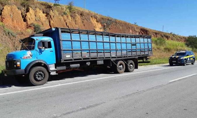 Caminhão transportando mais de uma tonelada de maconha foi apreendido(foto: PRF/Divulgação) Caminhão transportando mais de uma tonelada de maconha foi apreendido(foto: PRF/Divulgação)