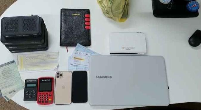 Na operação, os policiais apreenderam objetos de alto valor como televisão smart de 75 polegadas, celulares, pendrive e notebook, além de cheques em nomes de terceiros, uma caminhonete, cartões, máquinas para a cobrança em cartão e uma agenda de anotações(foto: PCDF/Divulgação) Na operação, os policiais apreenderam objetos de alto valor como televisão smart de 75 polegadas, celulares, pendrive e notebook, além de cheques em nomes de terceiros, uma caminhonete, cartões, máquinas para a cobrança em cartão e uma agenda de anotações(foto: PCDF/Divulgação)