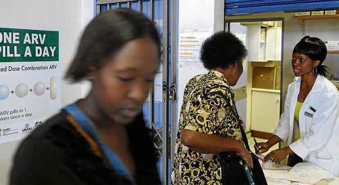 Sul-africanas recebem antirretroviral: país regista mil novos casos de infecção por dia (foto: Stephane de Sakutin/AFP) Sul-africanas recebem antirretroviral: país regista mil novos casos de infecção por dia (foto: Stephane de Sakutin/AFP)
