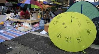 Manifestantes descansam durante protesto por mais participação política, que fechou ruas de Hong Kong, na China(foto: MAST IRHAM) Manifestantes descansam durante protesto por mais participação política, que fechou ruas de Hong Kong, na China(foto: MAST IRHAM)