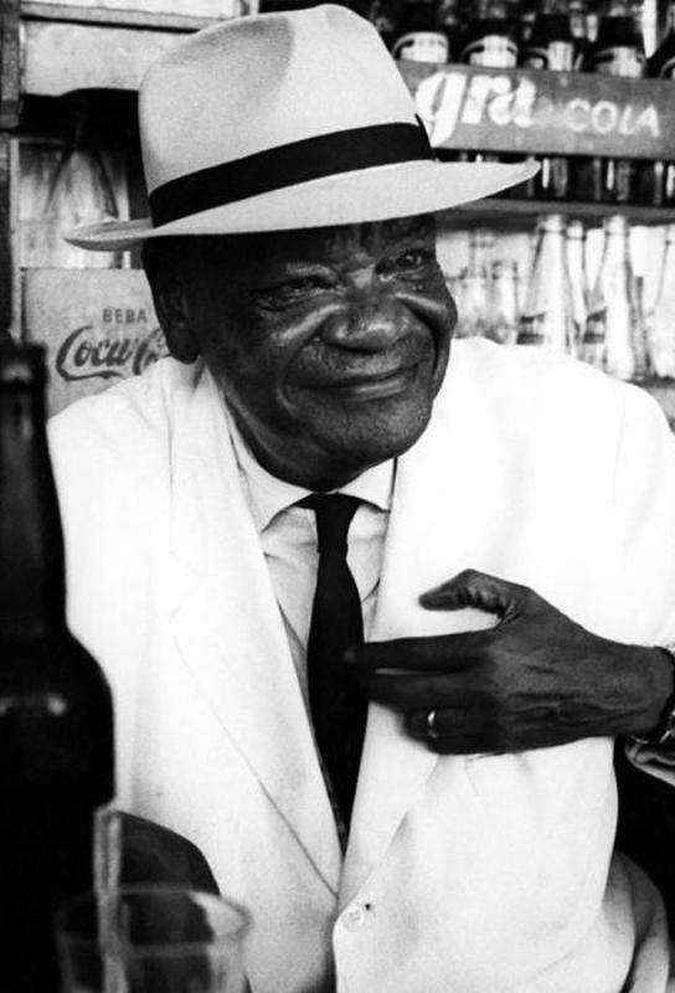 Alfredo da Rocha Vianna Filho, ou Pixinguinha, foi um músico flautista, saxofonista, compositor e arranjador brasileiro que viveu entre 1897 e 1973. É considerado um dos maiores compositores da música popular brasileira, contribuindo diretamente para que o choro encontrasse uma forma musical própria e definitivaReprodução/Internet Alfredo da Rocha Vianna Filho, ou Pixinguinha, foi um músico flautista, saxofonista, compositor e arranjador brasileiro que viveu entre 1897 e 1973. É considerado um dos maiores compositores da música popular brasileira, contribuindo diretamente para que o choro encontrasse uma forma musical própria e definitivaReprodução/Internet