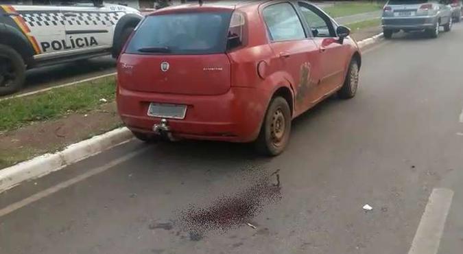 O suspeito foi atingido na perna por um disparo do policial militar, que alegou legítima defesa(foto: PMDF/Divulgação) O suspeito foi atingido na perna por um disparo do policial militar, que alegou legítima defesa(foto: PMDF/Divulgação)
