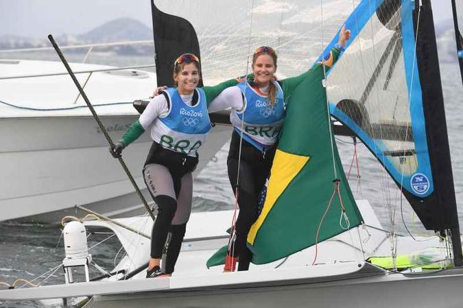 Martine Grael (E) e Kahena Kunze venceram duas regatas ontem(foto: William West/AFP ) Martine Grael (E) e Kahena Kunze venceram duas regatas ontem(foto: William West/AFP )