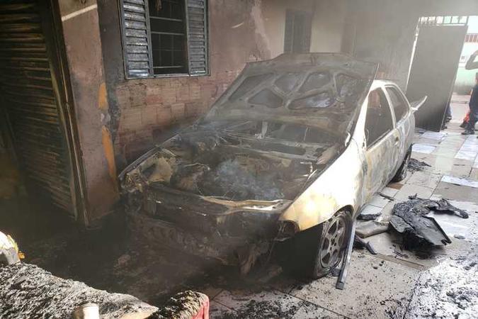 Carro pegou fogo dentro de garagem de casa(foto: Corpo de Bombeiros/Divulgação) Carro pegou fogo dentro de garagem de casa(foto: Corpo de Bombeiros/Divulgação)