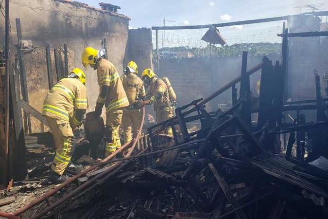 As chamas foram controladas pela equipe dos Bombeiros(foto: Divulgação/CBMDF) As chamas foram controladas pela equipe dos Bombeiros(foto: Divulgação/CBMDF)