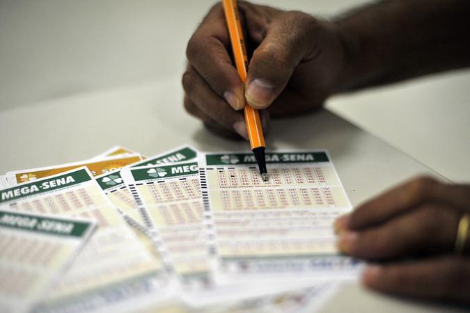 O sorteio do concurso 2.113 da Mega-Sena foi realizado na noite dessa quarta-feira (9/1), em São Paulo(foto: Marcello Casal Jr./Agência Brasil ) O sorteio do concurso 2.113 da Mega-Sena foi realizado na noite dessa quarta-feira (9/1), em São Paulo(foto: Marcello Casal Jr./Agência Brasil )