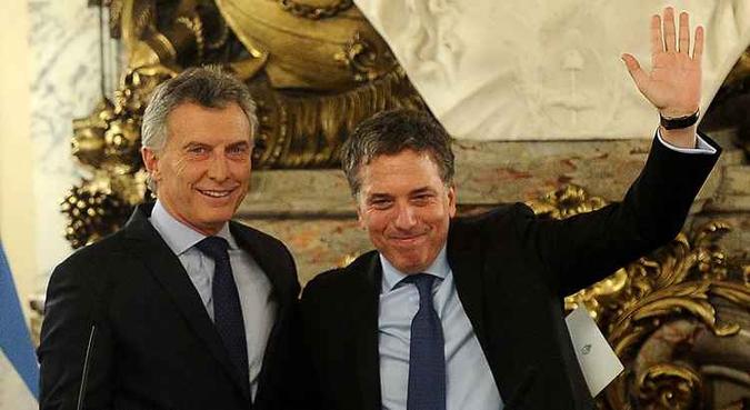 O presidente Macri com o agora ex-ministro da Fazenda Nicolás Dujovne(foto: AFP) O presidente Macri com o agora ex-ministro da Fazenda Nicolás Dujovne(foto: AFP)