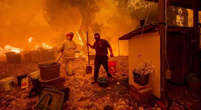 A agência de combate de incêndios Calfire reportou avanços no combate principalmente graças a trégua no tempo(foto: Noah Berger ) A agência de combate de incêndios Calfire reportou avanços no combate principalmente graças a trégua no tempo(foto: Noah Berger )