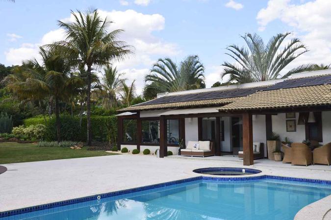 Cuidar do jardim é uma das paixões de Iracema. O quintal já foi palco de inúmeros desfiles e eventos beneficentes.(foto: Marcelo Ferreira/CB/D.A Press) Cuidar do jardim é uma das paixões de Iracema. O quintal já foi palco de inúmeros desfiles e eventos beneficentes.(foto: Marcelo Ferreira/CB/D.A Press)