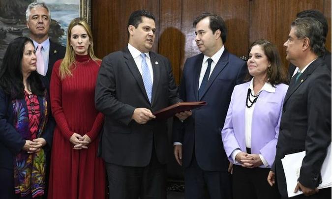 Davi Alcolumbre recebeu o texto da PEC da Previdência das mãos de Rodrigo Maia: proposta precisa da aprovação de 54 dos 81 senadores(foto: Roque de Sa/Agencia Senado) Davi Alcolumbre recebeu o texto da PEC da Previdência das mãos de Rodrigo Maia: proposta precisa da aprovação de 54 dos 81 senadores(foto: Roque de Sa/Agencia Senado)